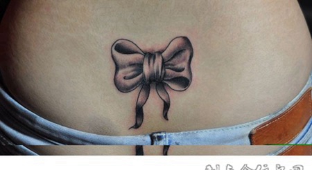 后腰蝴蝶结纹身