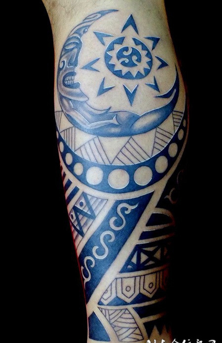 胳膊上的月亮太阳图腾纹身