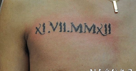 胸前的罗马数字纹身