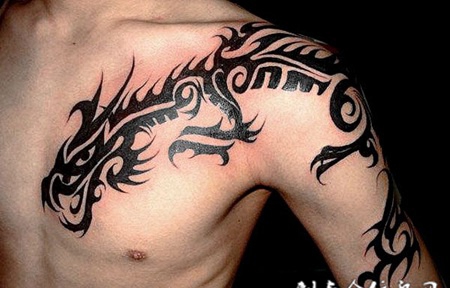 过肩龙图腾纹身