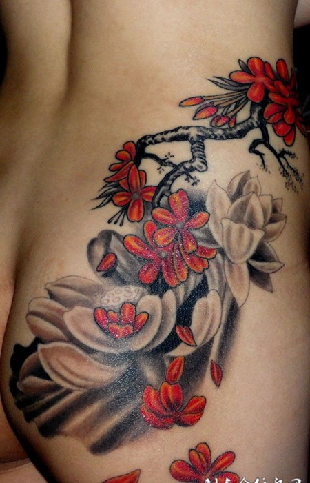臀部梅花莲花纹身
