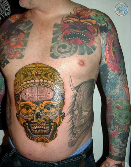 腹部上的嘎巴拉纹身图案