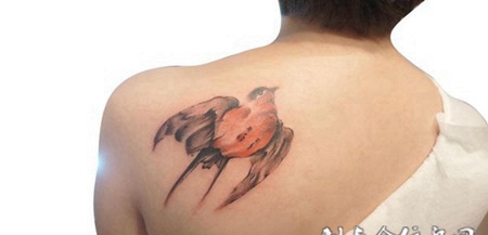 后背上的燕子纹身