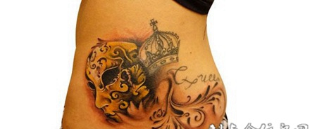 腰侧的皇冠面具纹身