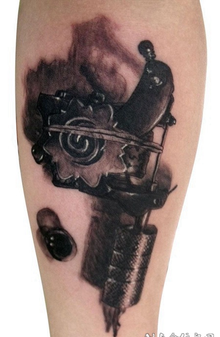 小腿上的手枪纹身