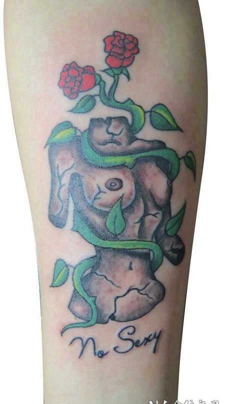 胳膊上的花藤纹身