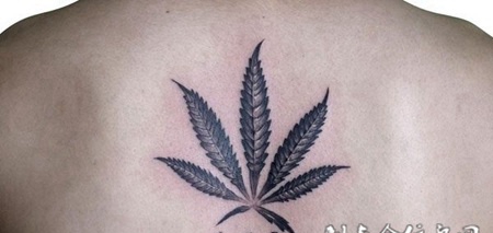 背部树叶纹身