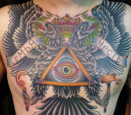 胸部乌鸦与上帝之眼纹身图案