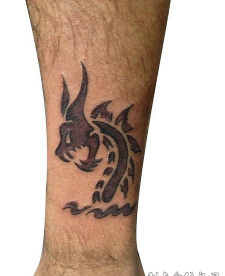 小腿上的恶魔图腾纹身