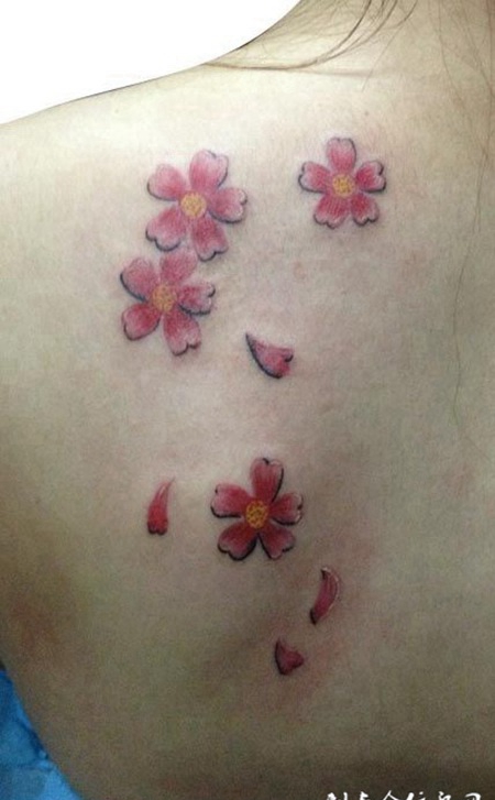 背部花瓣纹身