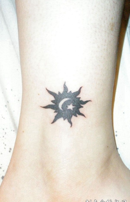 脚踝上的月亮图腾纹身