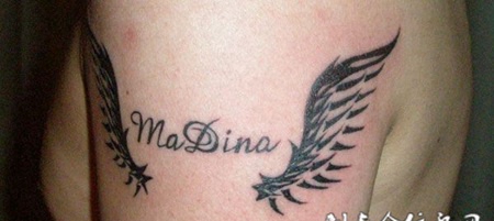 胳膊上的英文翅膀纹身