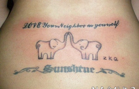 腰后的两只小象纹身