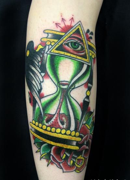 手臂绿色沙漏上帝之眼纹身图案