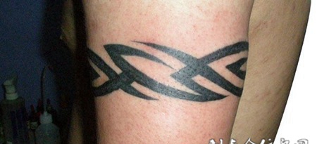 胳膊上的臂环纹身