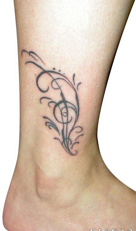 脚踝上的小草纹身