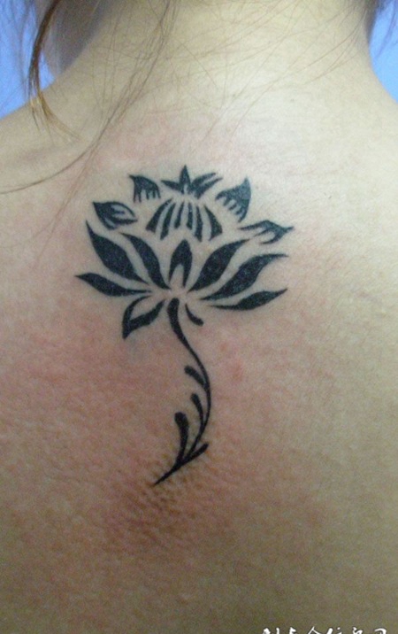 背部莲花图腾纹身