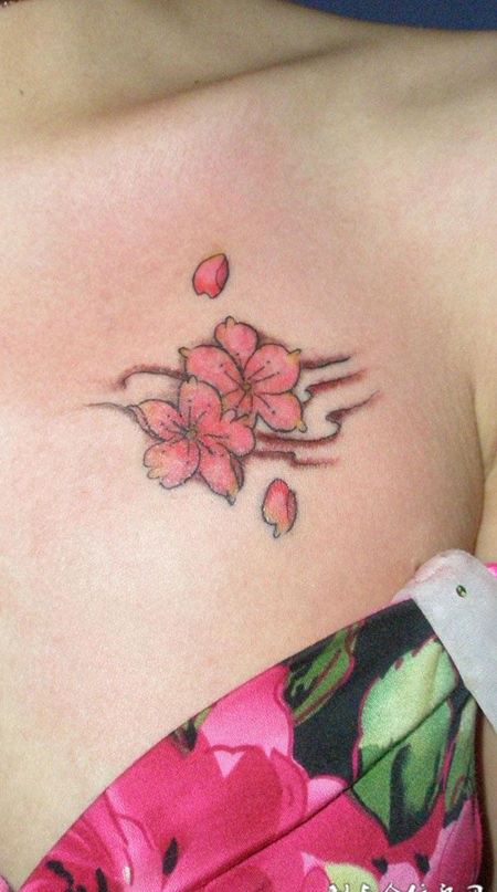 胸前的桃花纹身