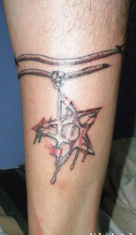 小腿上带血的星星纹身