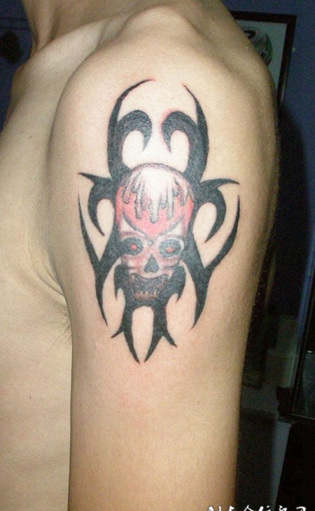 胳膊上的骷髅图腾纹身