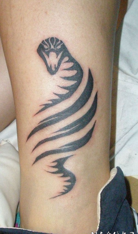 小腿上的眼镜蛇图腾纹身