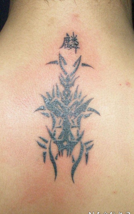 背部蚂蚁图腾纹身