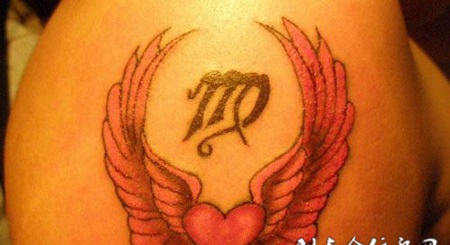 胳膊上的心翅膀纹身