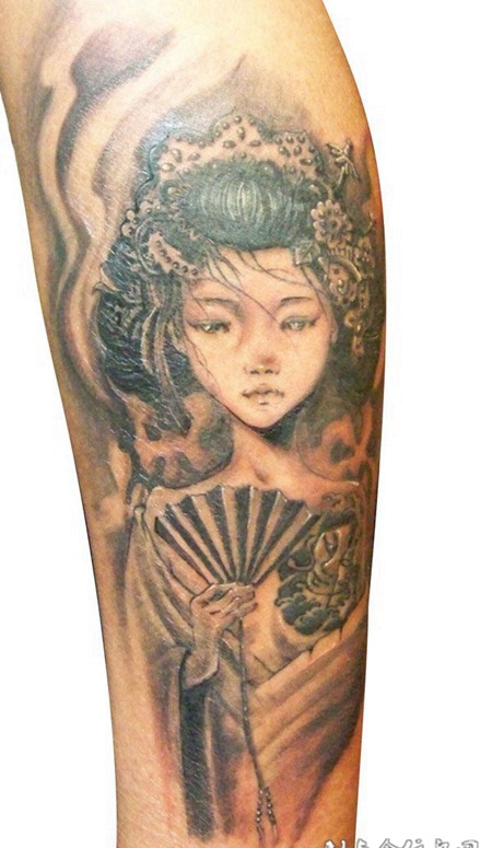 小腿上的艺妓纹身