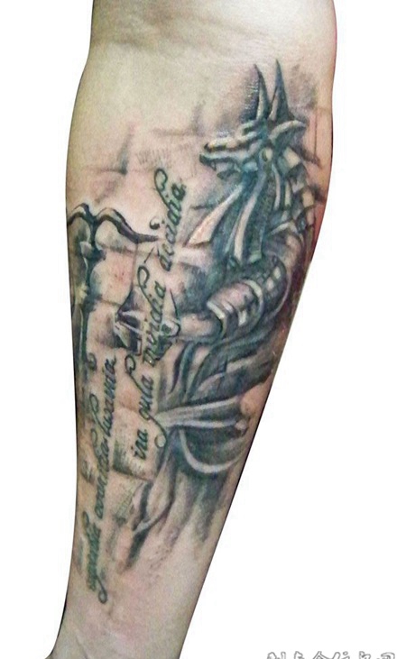 胳膊上的天平纹身