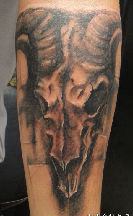 胳膊上长角的恶魔纹身