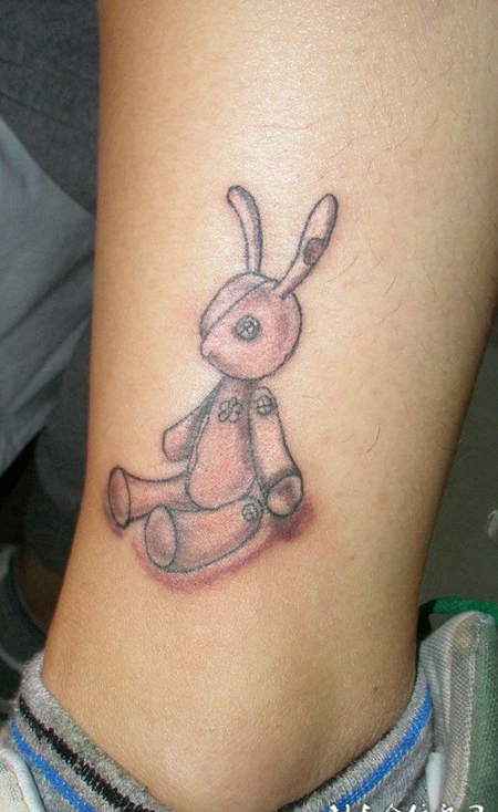 小腿上的兔子木偶纹身