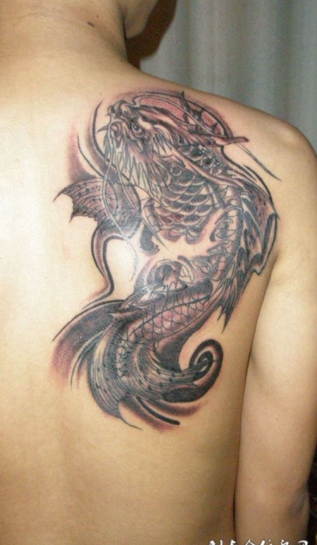 背部鳌鱼纹身
