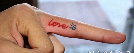 手指上的英文纹身