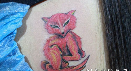 后背上的红狐狸纹身