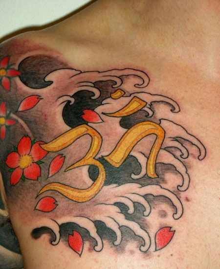 胸前的梵文海浪纹身图案