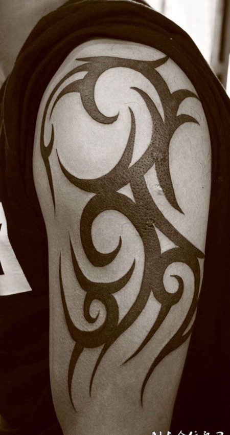 胳膊上的抽象图纹身