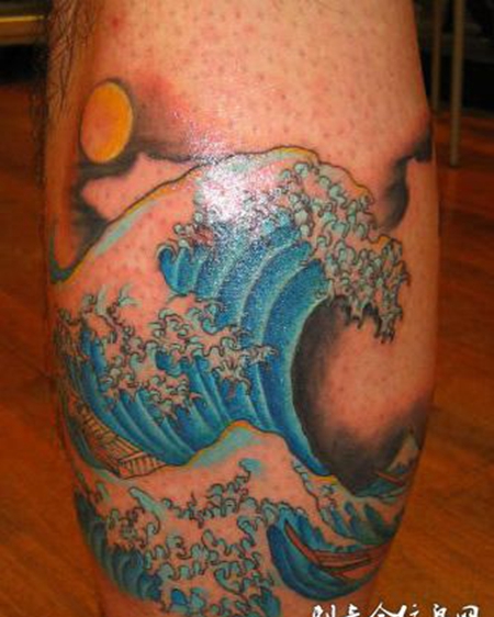 小腿上的海浪纹身图案