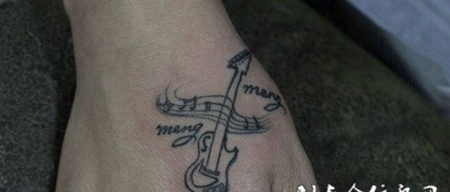 手背上的小吉他纹身