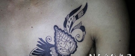 胸前带着翅膀的图腾纹身