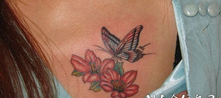 胸前的蝶恋花纹身