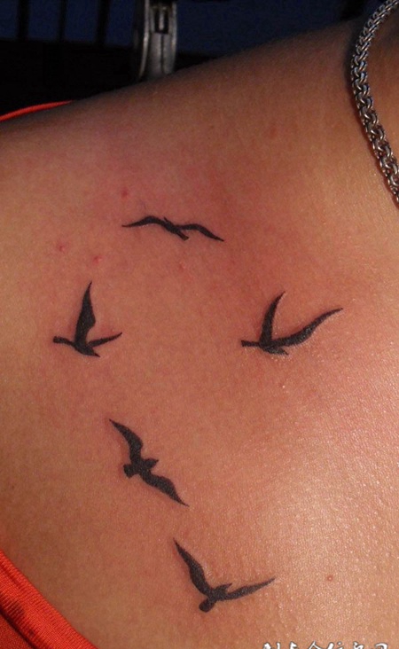 胸前的几只大雁纹身