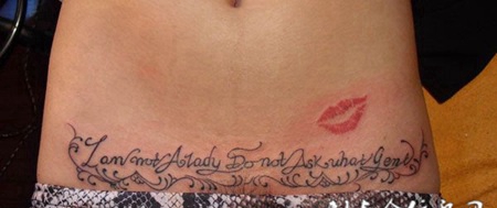 腰部英文唇印纹身