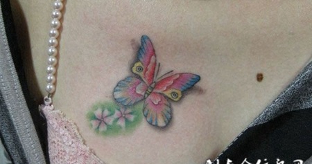 胸前的美人蝴蝶纹身