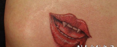 腰侧的红唇纹身