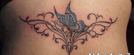 腰部蝴蝶纹身