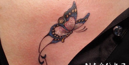胸前的蝴蝶纹身