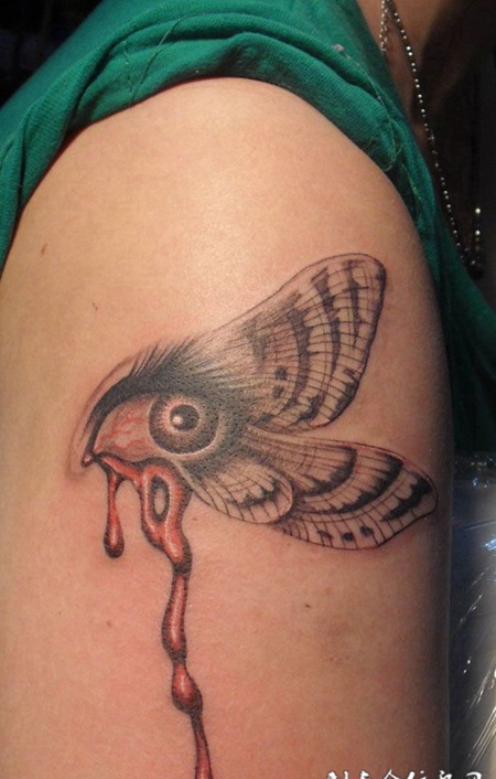 胳膊上的飞蛾纹身