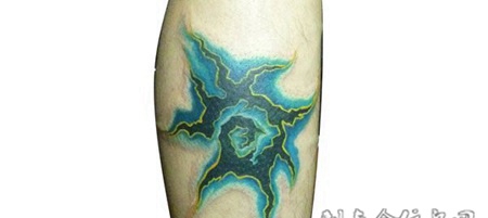 小腿上撕裂的太阳纹身