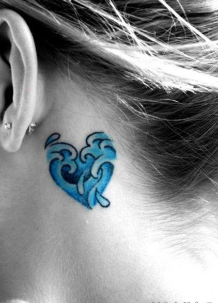 耳后的心形海浪纹身图案