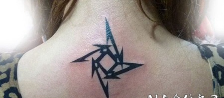 背部飞镖纹身图片